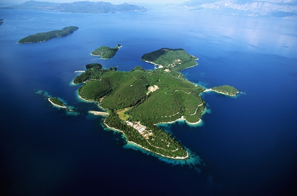 Tỷ phú Armani bỏ 200 triệu USD mua hòn đảo Skorpios