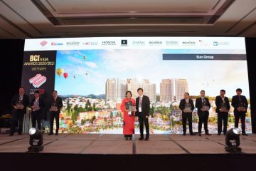 Bà Nguyễn Lâm Nhi Thùy - Trưởng Văn phòng Đại diện Sun Group tại TP Hồ Chí Minh nhận giải “Top 10 chủ đầu tư hàng đầu Việt Nam” tại Lễ trao giải BCI Awards 2020 và 2021.