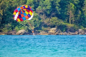 Đến với Bãi Sao, du khách sẽ được trải nghiệm nhiều hoạt động thú vị như dù bay trên biển. Ảnh: Shutterstock