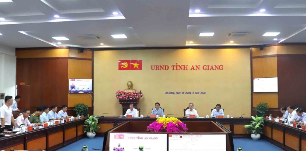 Quang cảnh buổi làm việc nghe báo cáo tiến độ triển khai các công trình, dự án phục vụ Hội nghị APEC 2027 ngày 19/9