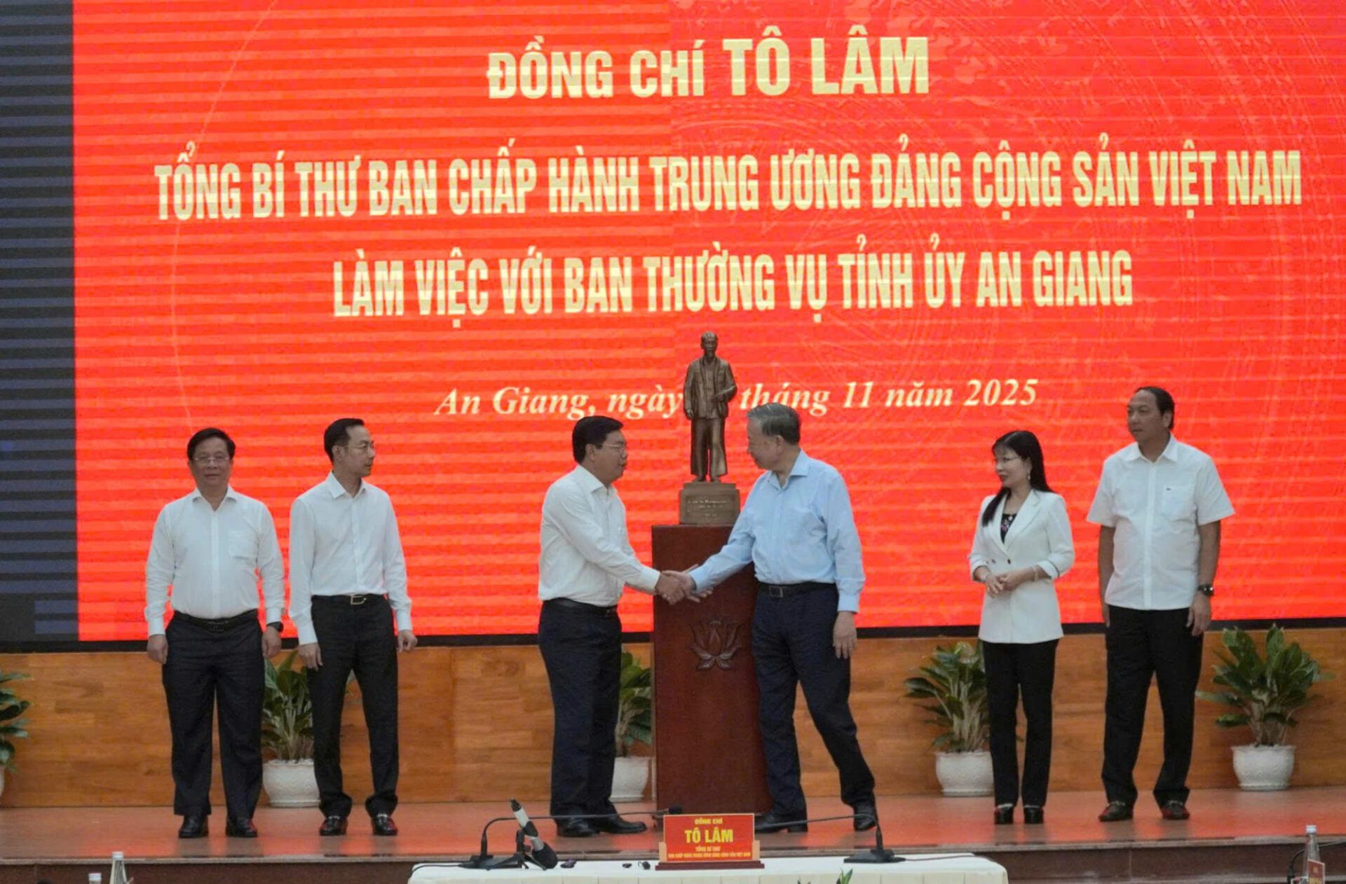 Tổng Bí thư tặng quà cho Ban Thường vụ Tỉnh ủy An Giang - Ảnh: Văn Sĩ